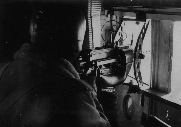 Воздушный стрелок бомбардировщика в полете над Грецией. 1941 г. 