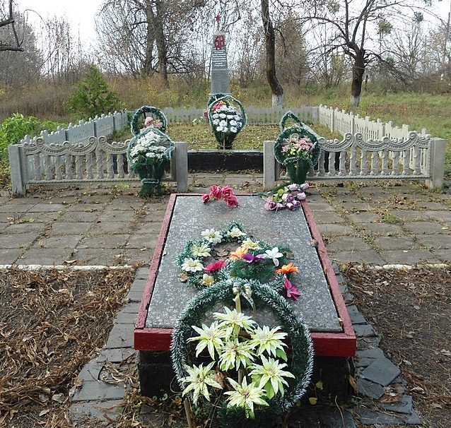 п. Корнин Попельнянского р-на. Братская могила 318 советских воинов. 