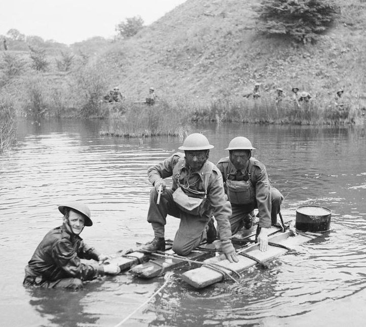 Ополченцы 2-го взвода роты «С» 46-го полка, форсируют реку. Донкастер, 1941 г.