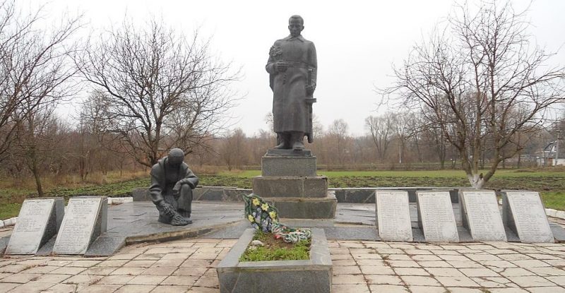 с. Котлярка Попельнянского р-на. Братская могила 3 советских воинов и памятник воинам-односельчанам.