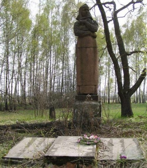с. Малые Клещи Народичского р-на. Памятник советским воинам, погибшим в годы войны.