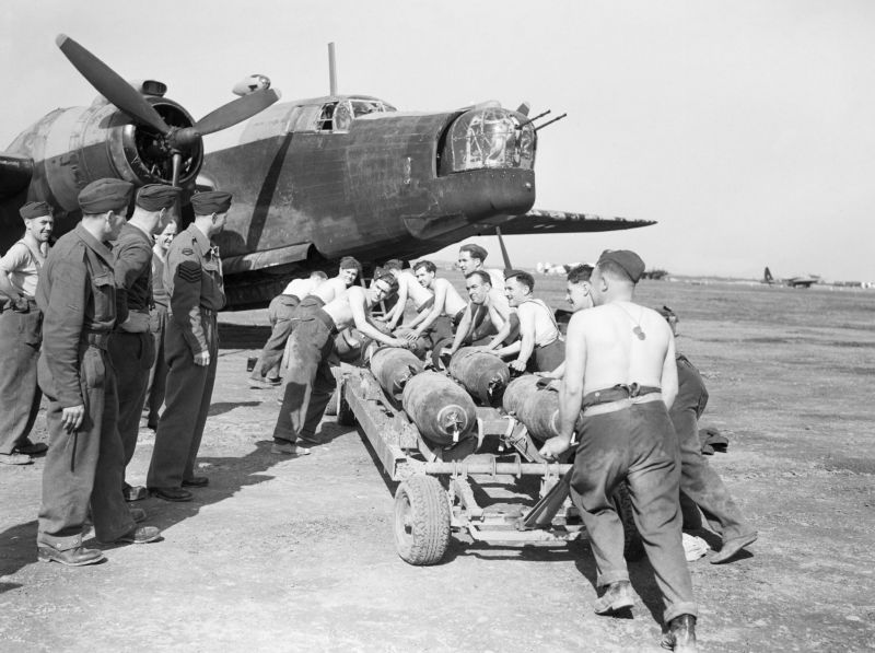 Подвоз 500-фунтовых авиабомбам к бомбардировщику Виккерс «Веллингтон» B Mk. на аэродроме Блида в Алжире. 1941 г.