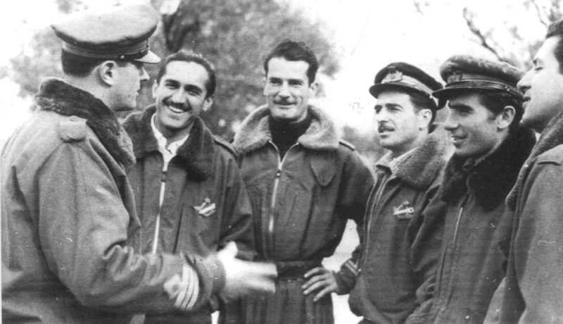 Итальянские летчики-торпедоносцы на острове Родос. 1941 г. 