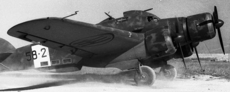 Бомбардировщик Savoia-Marchetti SM.79 выполняет рулежку на аэродроме в северной Африке. 1941 г. 