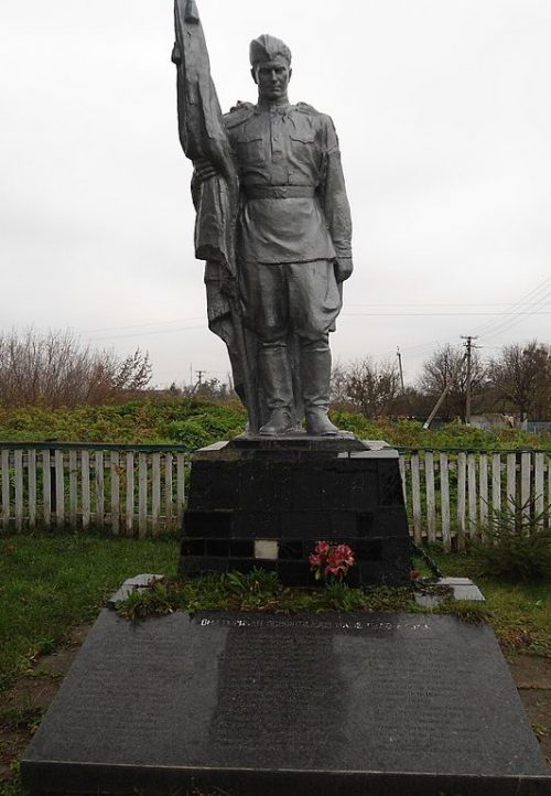 с. Липки Попельнянского р-на. Памятник, установленный на братской могиле, в которой похоронено 56 советских воинов.