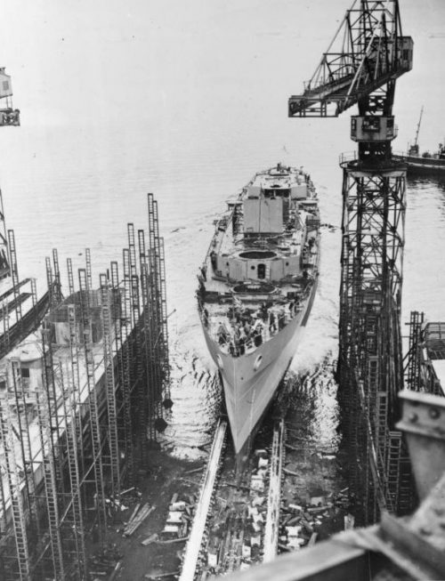 Спуск крейсера «Роялист» на воду со стапелей на верфи «Скоттс Шипбилдинг энд Инжиниринг Компани» в шотландском Гриноке. 30 мая 1942 г.
