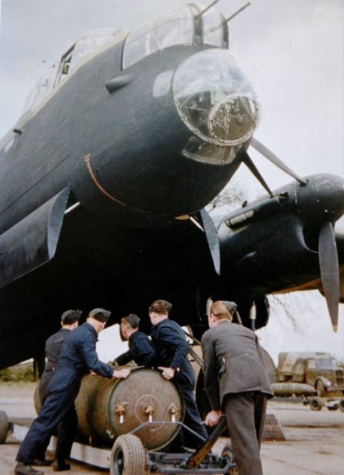 Загрузка бомбы в бомбардировщик Авро «Ланкастер». 1941 г.