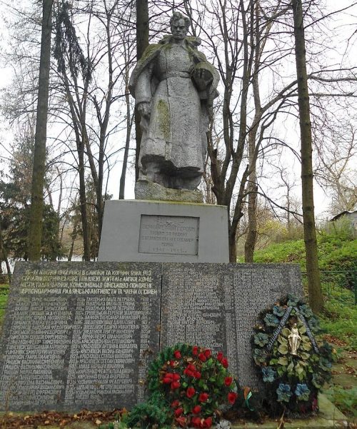 с. Липки Попельнянского р-на Братская могила, в которой похоронено 110 жертв фашизма.
