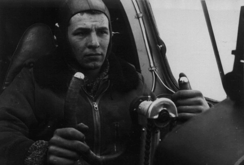 В кабине самолета-разведчика. 1941 года.
