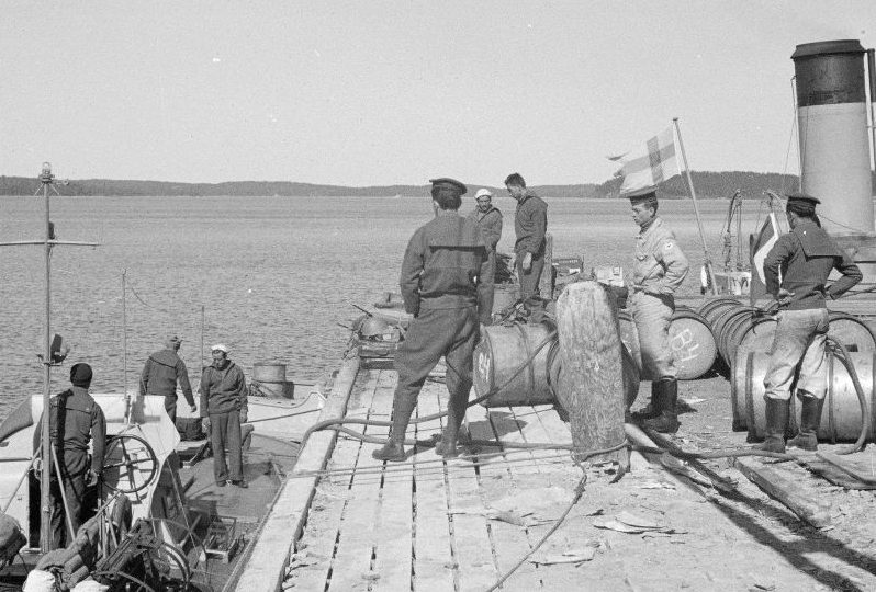 Заправка топливом катера типа MAS. Июнь 1942 г.