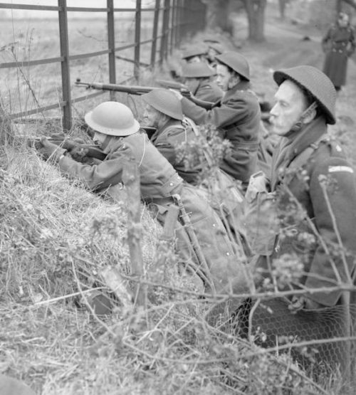 Ополчение во время учений с регулярными войсками. 2 февраля 1942 г.