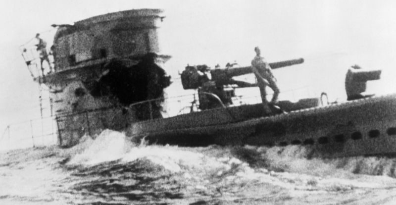 Подлодка «Кобальто» тонет, поврежденная огнем британского эсминца «Итуриэль». 12 августа 1942 г. 