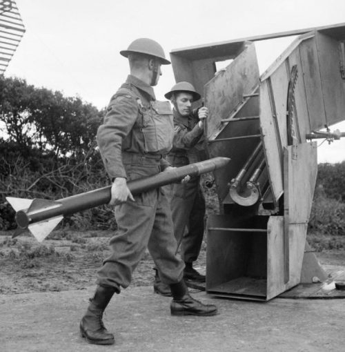 Солдаты ополчения заряжают зенитную ракету батареи «Z» в Мерсисайде. 5 июня 1942 г.