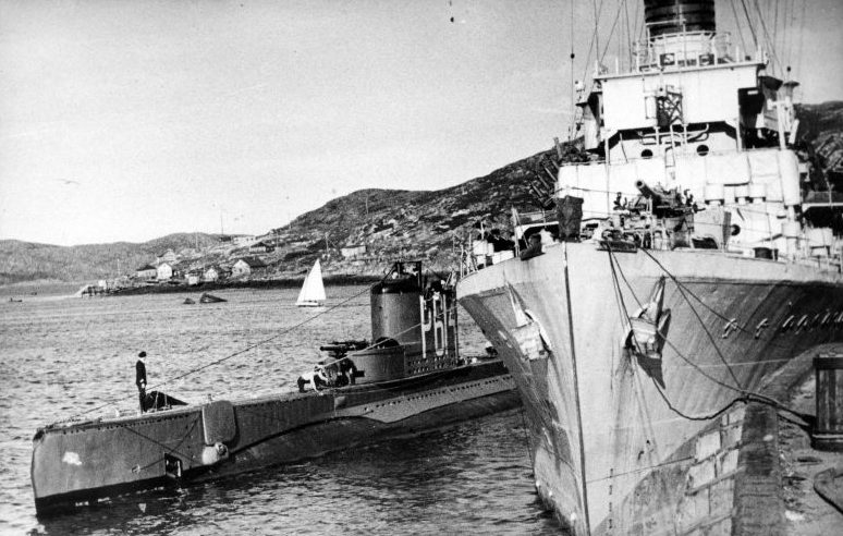 Сопровождавшие конвой PQ-17 британская подводная лодка P-614 и тральщик типа «Гальсион» в Полярном. Июль 1942 г. 