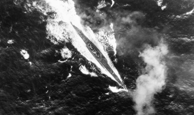 Подлодка «Реджинальдо Джулиани» под пулеметным обстрелом гидросамолета Шорт «Сандерленд» в Бискайском заливе. 1 сентября 1942 г. 