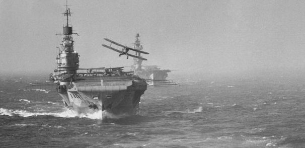 Британский палубный торпедоносец Фэйри «Альбакор» взлетает с авианосца «Индомитебл. Август 1942 г. 