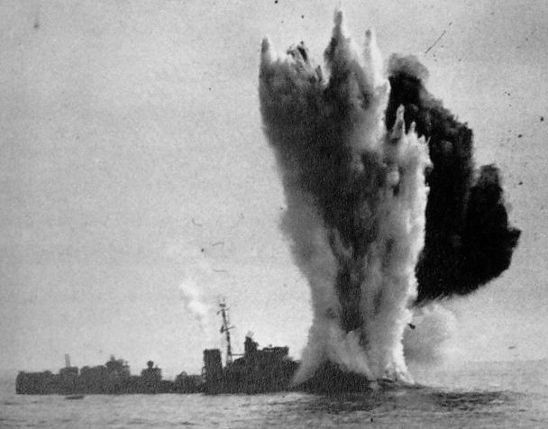 Попадание торпеды в эскортный миноносец «Беркли». 19 августа 1942 г. 