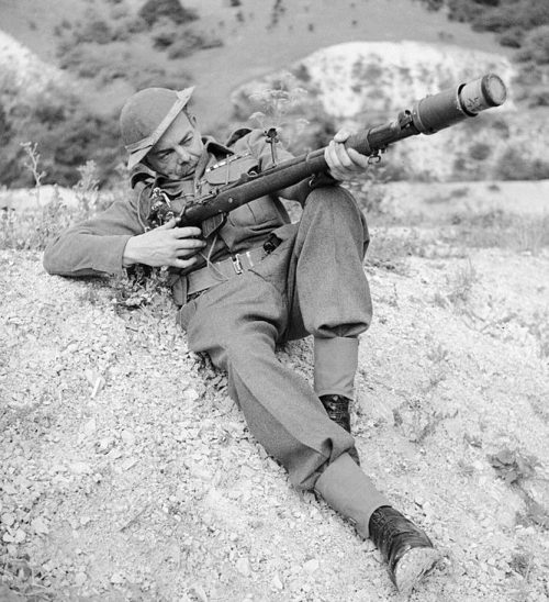 Ополченец демонстрирует винтовку с противотанковой гранатой. Доркинг, 3 августа 1942 г.