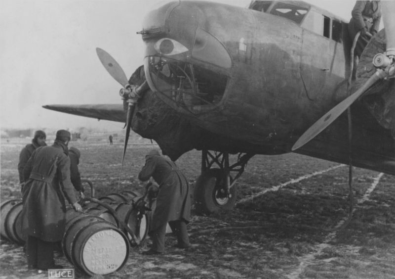 Заправка бомбардировщика Fiat BR.20 «Cicogna». 1941 г. 
