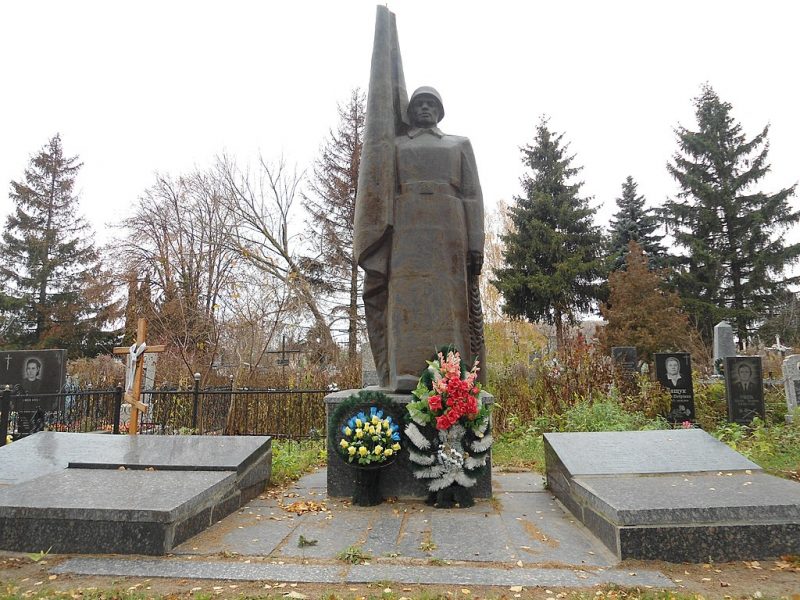п. Попельня. Памятник, установленный на братской могиле, в которой похоронено 315 советских воинов.