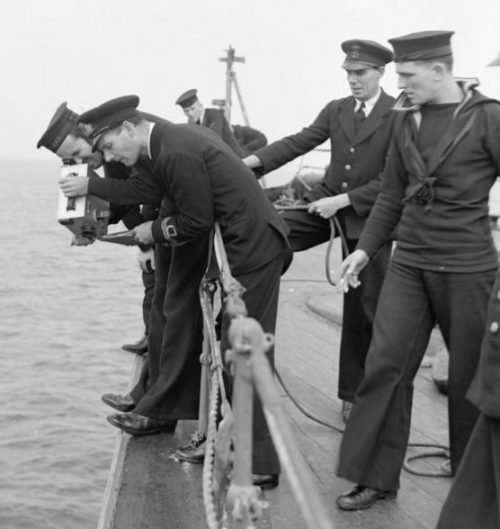 Съемка обучающего кинофильмов на борту британского военного корабля. Август 1942 г.