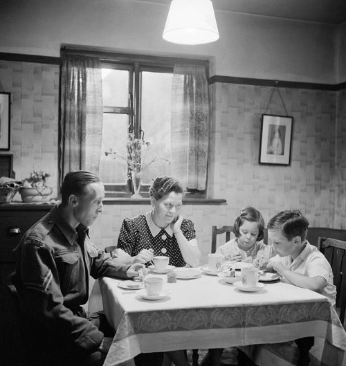 Член ополчения Ричард Сейнсбери со своей семьей перед службой. 1942 г.