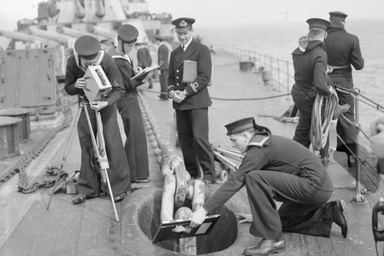 Съемка обучающего кинофильмов на борту британского военного корабля. Август 1942 г. 