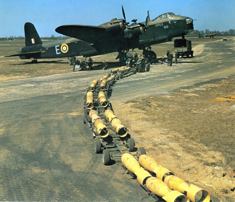 Подготовка к вылету бомбардировщика Шорт «Стирлинг» Mk.I. 29 апреля 1942 г. 