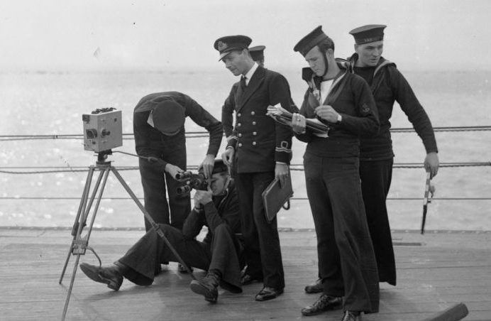 Съемка обучающего кинофильмов на борту британского военного корабля. Август 1942 г. 