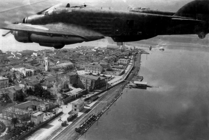 Бомбардировщики Savoia-Marchetti SM.79 «Sparviero» в полете над сицилийским городом. Июнь 1942 г.