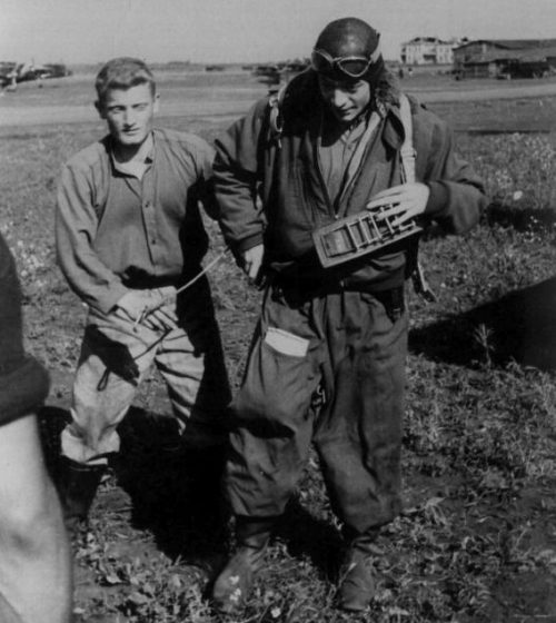Техник помогает надеть парашют пилоту итальянского истребителя на аэродроме Сталино. Август 1942 г.