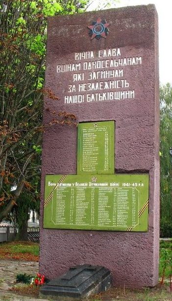 с. Строкив Попельнянского р-на. Братская могила 22 советских воинов и памятник воинам-односельчанам. 
