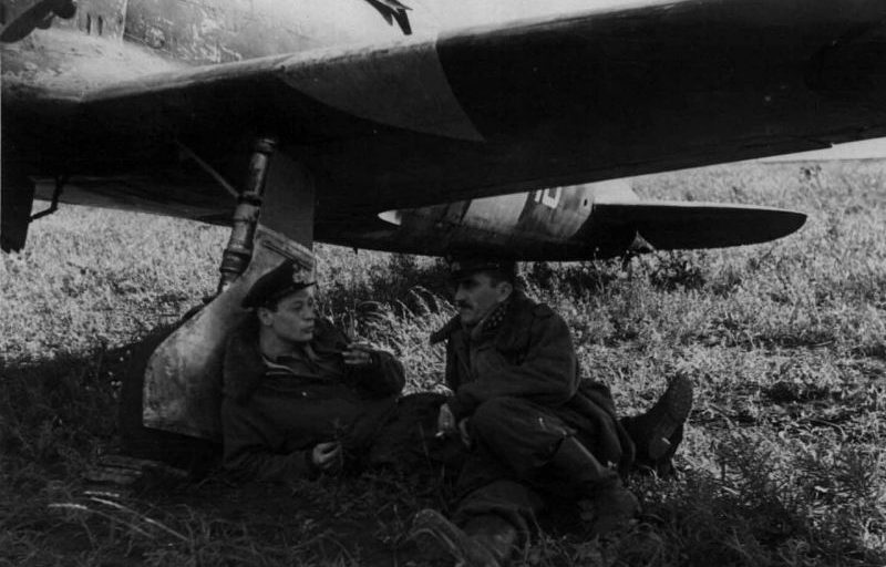 Летчики отдыхают в тени истребителя Macchi MC.200 «Saetta» на аэродроме Сталино. Август 1942 г.