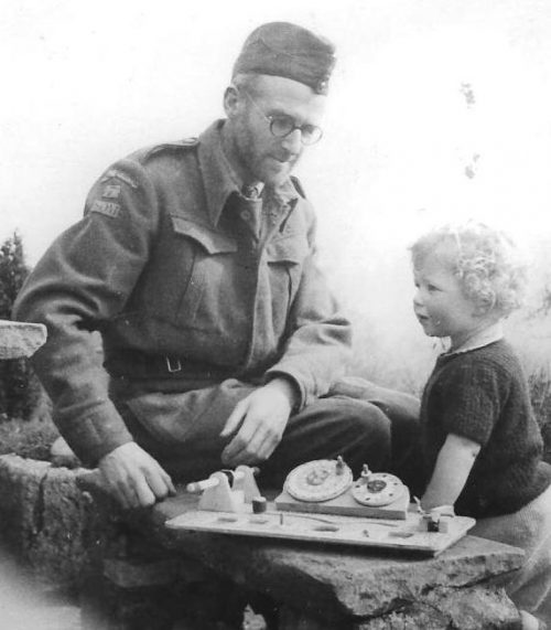 Ополченец со своим сыном. 1942 г.
