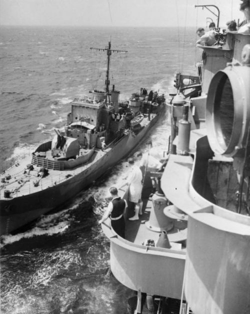 Британский эскортный эсминец «Деруэнт» подходит к борту авианосца «Илластриес» для дозаправки. 18 октября 1942 г.