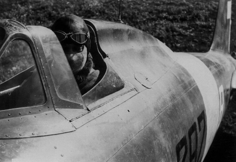 Пилот в кабине истребителя Macchi MC.200 «Saetta» перед вылетом с аэродрома Сталино. Август 1942 г.