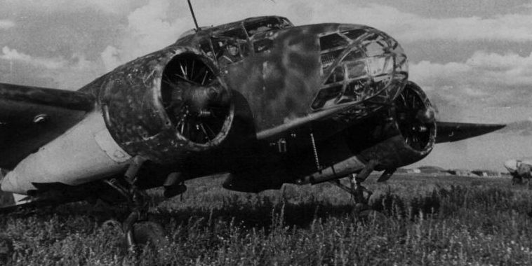 Бомбардировщик-разведчик Caproni Ca.311М на аэродроме Сталино. Август 1942 г. 