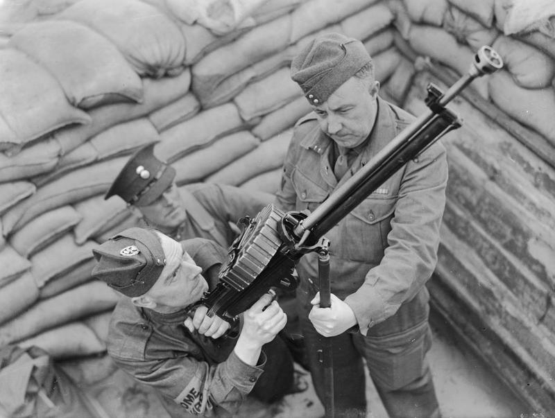 Ополченцы тренируются с зенитным пулеметом. 1942 г. 