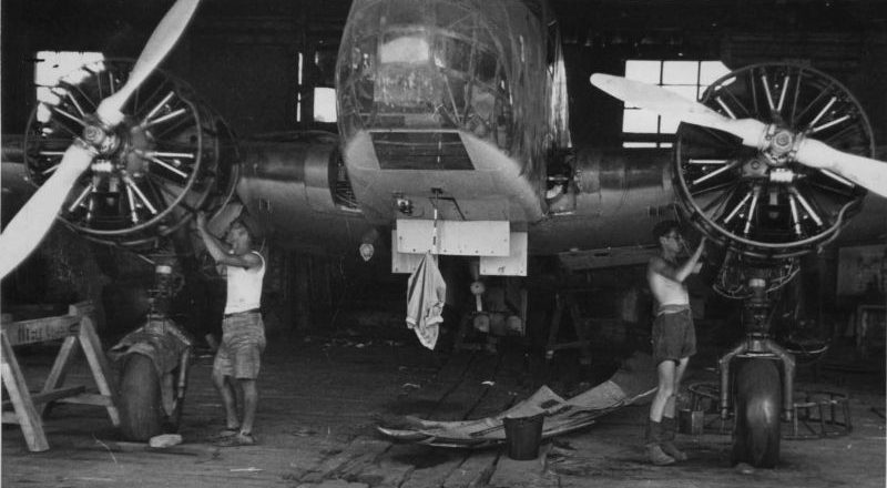 Техники за обслуживанием бомбардировщика-разведчика Caproni Ca.311М в ангаре. Аэродром Сталино, август 1942 г.