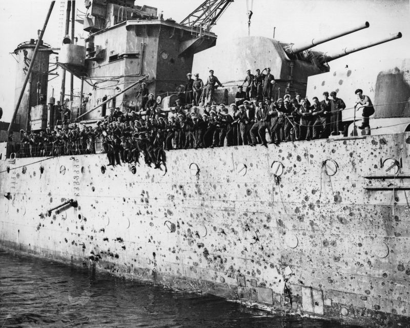 Британский легкий крейсер «Пенелопа», поврежденный во время авианалета на Мальте. 1942 г. 