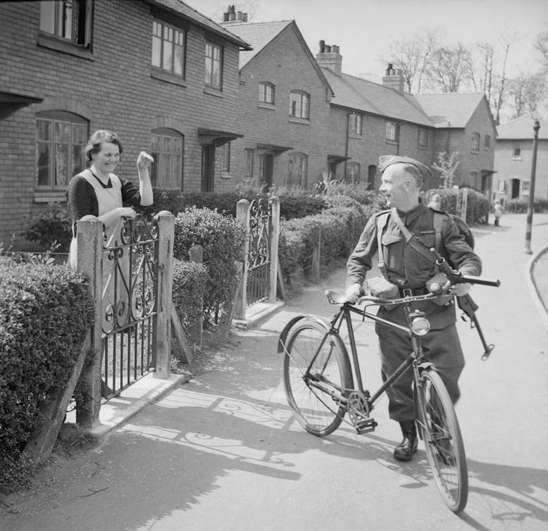 Сержант Билл Дэвис уезжает из дома на службу. 15 апреля 1943 г.