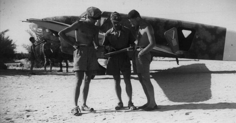 Пилоты изучают карту возле бомбардировщика-разведчика Caproni Ca.309 в Северной Африке. Август 1942 г. 