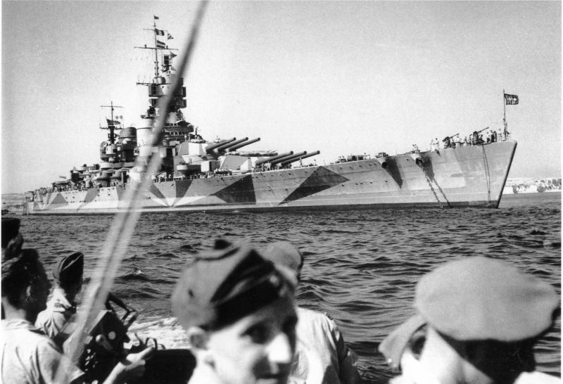 Сдавшийся Союзникам линкор «Италия» в бухте Калафрана острова Мальта. 14 сентября 1943 г. 