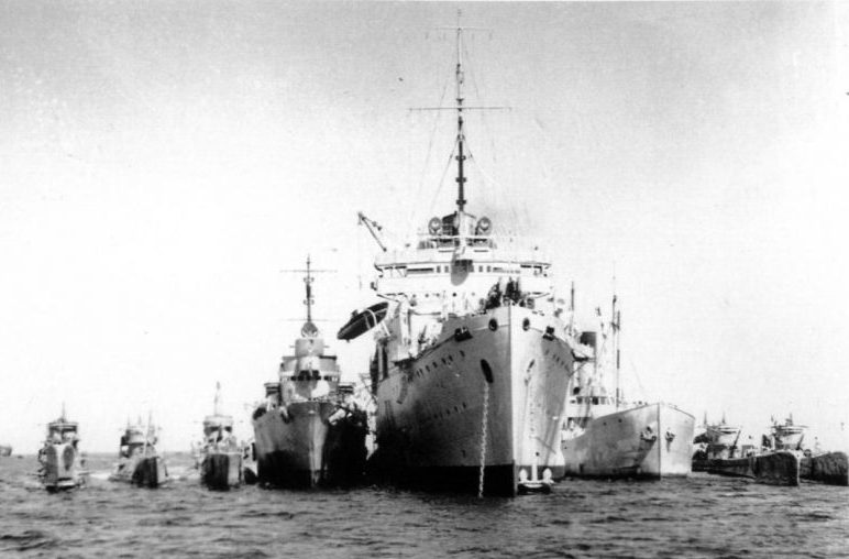 Линейка итальянских кораблей и подводных лодок, сдавшихся Союзникам, в бухте Святого Павла на острове Мальта. 22 сентября 1943 г. 