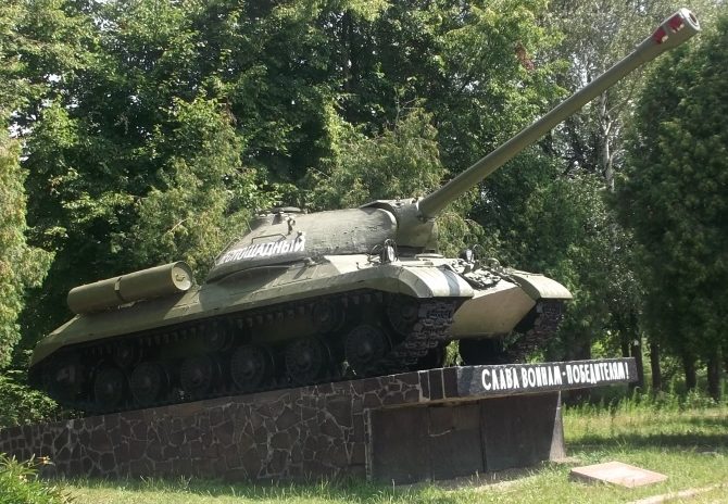 Памятник-танк ИС-3.