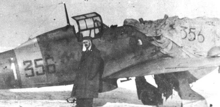 Пилот у истребителя Macchi MC.202 «Folgore» в степи на Восточном фронте. Зима 1942 г.