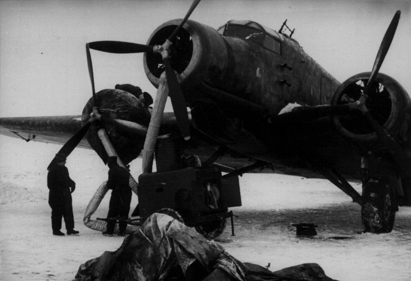 Прогрев двигателей бомбардировщика Savoia-Marchetti SM.81 «Pipistrello» с помощью тепловой пушки на аэродроме Сталино. Зима 1942 г. 