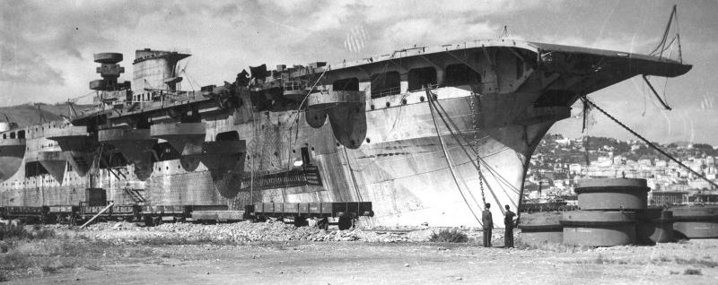 Недостроенный авианосец «Аквила» в гавани Генуи. 1943 г. 