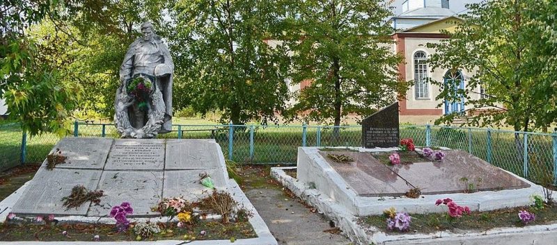 с. Заболоть Радомышльского р-на. Братская могила 189 воинов, погибших при освобождении села.