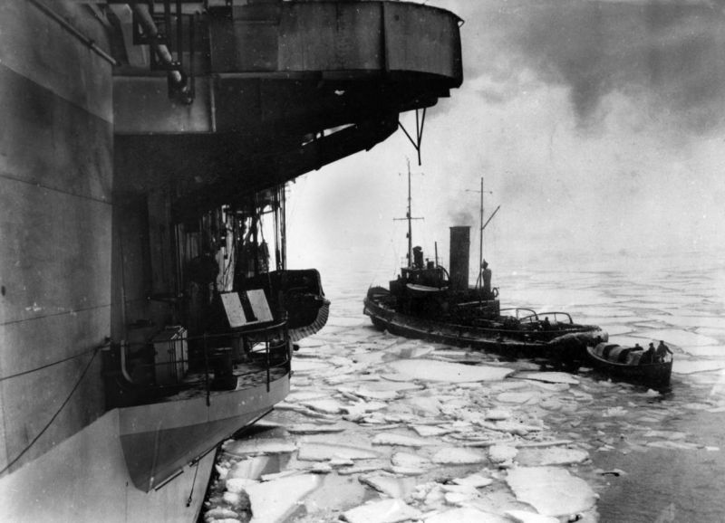 Шлюпка с эскортного авианосца «Трумпетер» при помощи советского буксира пробивается через лед Кольского залива. 1942 г. 